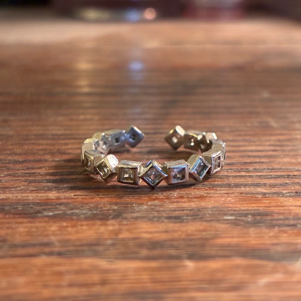 Elegant Silver Geometric Ring